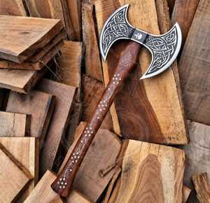 Hacha vikinga de doble hoja hecha a mano con cabeza de acero al carbono grabada con motivos nórdicos y mango de madera decorado - Product Image 6