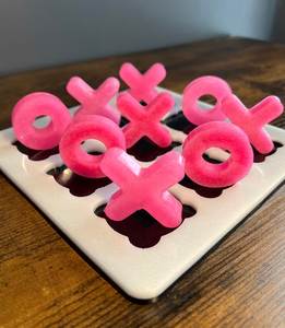 Jeu de Tic Tac Toe en résine à motif pailleté rouge avec pièces X et O, idéal pour les fêtes de Noël et la décoration - Product Image 2