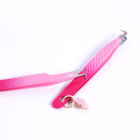 Pince à cils antistatique durable avec logo personnalisé dégradé rose, breloque nœud, précision en acier inoxydable, pointe en plastique pour extension de cils