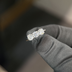 Anillo de Diamantes Redondos Brillantes de Tres Piedras de 1.50 Quilates, Oro Blanco de 14k, Certificado IGI, Anillo de Aniversario - Product Image 4