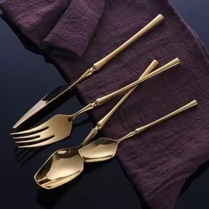 Ensemble de couverts élégants en acier inoxydable pour table de cuisine, parfait pour une expérience culinaire raffinée et un style de vie moderne - Product Image 1