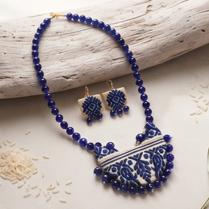 Traditionelles Muga-Seiden-Halsketten-Set mit blauem Blumenanhänger und passenden Ohrringen |   Handgefertigtes Indisches Ethnisches Schmuck-Geschenkset - Product Image 3
