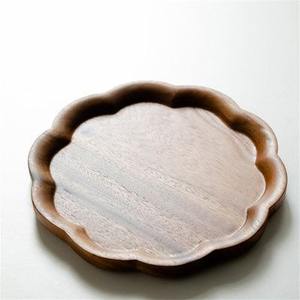 Elegante borde festoneado redondo de madera de nogal nueva bandeja hecha a mano de madera de acacia natural en forma de plato floral para aperitivos postres Decoración - Product Image 1