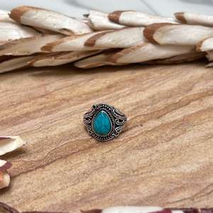 Anillo Tribal Turquesa Boho de Latón con Acabado Plateado Oxidado y Diseño Étnico de Espiral al por Mayor - Product Image 1