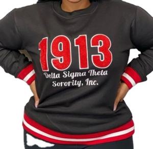 Parches de Bordado Chenille Personalizados Delta/Sigma/Theta 1913 1922 en Rojo, Blanco y Negro para Sudaderas de Mujer - Product Image 1