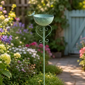 Bain d'oiseaux classique en fer forgé pour jardin, patio, design élégant, base robuste, attirant les oiseaux, avec réservoir d'eau pour l'alimentation des oiseaux. - Product Image 2