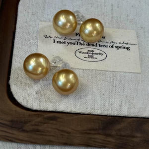 ต่างหูเงินแท้ 925 เวินฉี รุ่นราชินีน้ำแข็ง ทรงกลมไร้ตำหนิ ขนาด 11-12 มม. ประดับด้วยลูกปัดทองธรรมชาติ บรรจุในกล่องของขวัญสีทองหรูหรา ผลิตในประเทศจีน - Product Image 1