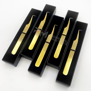 Pinza para extensión de pestañas RMI Single Tweezer, en caja negra, con mango de acero inoxidable con acabado en oro plasma y diamantes. - Product Image 3