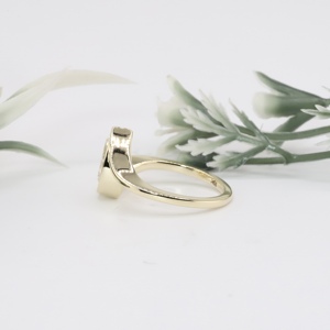 Bague de fiançailles en or jaune avec diamant de laboratoire taille poire, sertie en clos, style classique, et alliance ondulée pour mariage et anniversaire, bijoux fins - Product Image 4