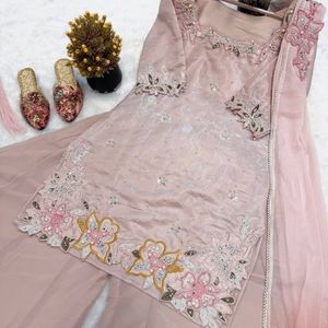 Kurti de diseñador de seda romana pesada con bordado de cristal, Sharara Palazzo con corte Kali y Dupatta de gasa bordada para mujer | - Product Image 6