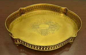 Plateau de service en laiton artisanal avec design gravé orné et poignées Plateau traditionnel en laiton doré pour thé, café et service de nourriture - Product Image 2