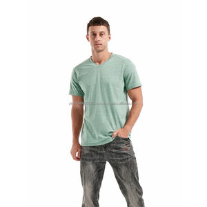 T-shirts personnalisés de haute qualité pour hommes, col en V, 100% coton, unisexe. - Product Image 4