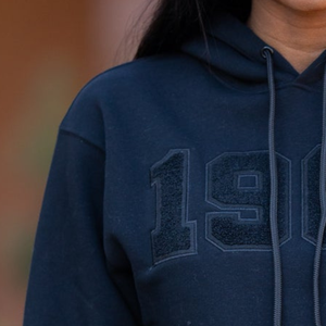 Sudadera con Capucha Bordada Azul Marino Personalizada para Mujer con Diseño de Número 1908 en Tono Sólido, Sudadera con Capucha de Manga Larga Informal - Product Image 5