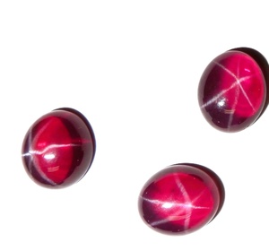 Rubis étoilé transparent ovale 10x12 mm 9 carats, cabochon poli créé en laboratoire avec effet étoile à 6 branches pour la fabrication de bijoux - Product Image 3