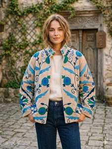 Chaqueta de Terciopelo Bordada a Mano con Elegancia Atemporal, Chaqueta Corta de Mujer con Toque Bohemio Floral, Prenda Étnica de Lujo para Festivales - Product Image 1