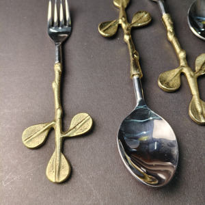 Épandeur à beurre gourmet artisanal en bois doré, orné de motifs botaniques sculptés et d'un fini écologique poli - Product Image 3