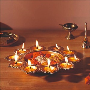 Bol Urli en métal artisanal avec 12 supports pour Diya, pour la décoration de Diwali, pot de fleurs flottant, centre de table de mariage, articles cadeaux spirituels - Product Image 2