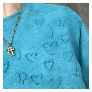 Chemise ample à coupe décontractée qui procure une ambiance streetwear audacieuse, tissu doux et style moderne pour un confort quotidien sans effort. - Product Image 4