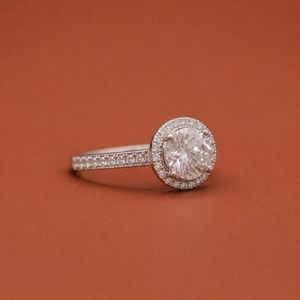 Anillo de Compromiso y Boda Clásico de Plata S925 con Halo de Diamantes Moissanite de Corte Redondo - Product Image 3