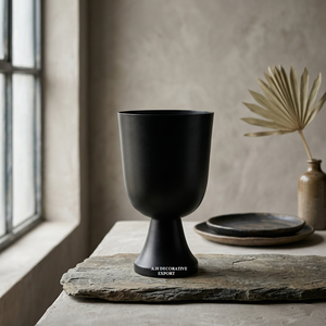 Vase décoratif élégant noir en forme de gobelet, grande urne à finition mate pour arrangements floraux, vase sur piédestal sophistiqué pour table - Product Image 4