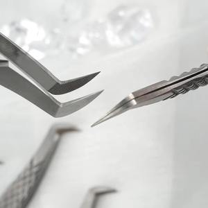 Pinzas para Pestañas de Acero Inoxidable Negro de Alta Calidad, Punta Suave, Precisión, Antiestáticas, Logotipo Personalizado, Duraderas, para Uso en Salón - Product Image 2