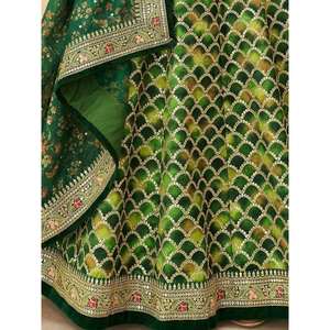 Conjunto de ropa de compromiso para mujer Lentejuelas verdes Arte Seda Lehenga Choli Diseño improbable - Product Image 3