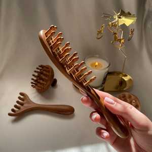 Peigne de massage en bois personnalisé à dents larges pour démêler les cheveux, peigne de toilettage avec logo gravé pour un usage cadeau - Product Image 2