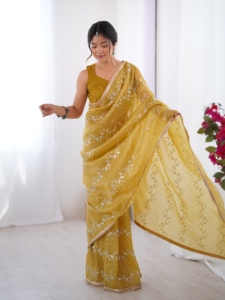 Magnifique Saree Designer à Broderie de Perles Moti & Val et Sequins, avec Base de Travail Artisanale, et Motif ZigZag Rayé de Perles Moti & Val - Product Image 2
