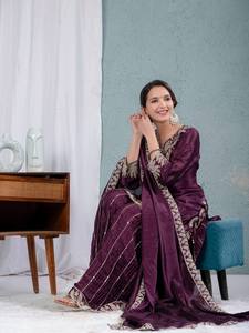 Robe ethnique traditionnelle indienne et pakistanaise pour femmes, en soie violette brodée, longueur au sol, coupe ample, toutes saisons - Product Image 2