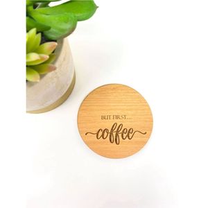 แผ่นรองแก้วไม้สลักเลเซอร์แบบส่วนตัว ลาย “But First Coffee” สำหรับเครื่องใช้บนโต๊ะอาหารและของตกแต่งบ้าน ของขวัญ แผ่นรองแก้วไม้ - Product Image 1