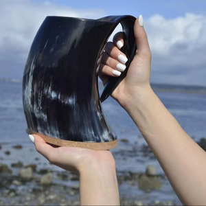 Compra Uno y Lleva Otro Gratis: Taza y Vaso de Chupito Hechos a Mano con Cuerno de Búfalo de Infikraft, Auténticos, Únicos y Perfectos para Regalar - Product Image 1