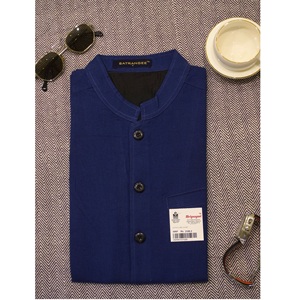 T-shirt en coton bleu élégant pour homme, col mandarin, design uni, parfait pour les soirées, les sorties nocturnes et un look smart casual. - Product Image 5