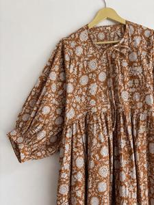 Robe midi vintage de haute qualité à col en V et manches bouffantes, imprimé à pois marron, coupe classique, été, tissu non tissé respirant, 100% coton - Product Image 4