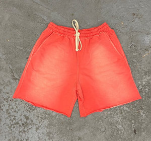 Shorts rouges personnalisés de qualité supérieure pour hommes, effet vintage, 100% coton molletonné 450 g/m², disponibles en plusieurs couleurs. - Product Image 1