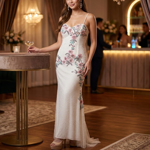 Robe longue moulante élégante blanche à fleurs brodées pour femmes |   Décolleté cœur à fines bretelles |   Soirée de mariage - Product Image 2