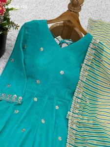 Impresionante colección de última tendencia en georgette sintético con bordados y lentejuelas, conjunto de vestido-pantalón y dupatta, proveedor de la India. - Product Image 3