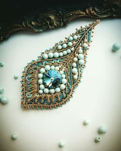Broche Artesanal Bordado con Cuentas, Joyería de Moda con Detalles Hechos a Mano de Primera Calidad - Product Image 6