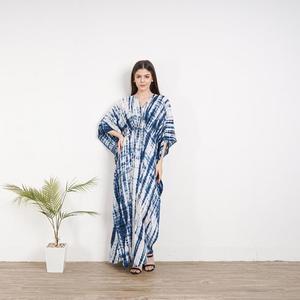 Vestido maxi caftán azul tie-dye para mujer, holgado, con cuello en V, para playa, estilo bohemio, ropa de resort. - Product Image 2