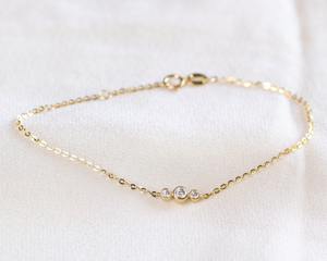 กำไลข้อมือทองคำแท้ประดับเพชรโมอิสซาไนต์และเพชรเลี้ยงในห้องปฏิบัติการแบบสามเม็ด ดีไซน์เรียบหรู ได้รับการรับรองจาก IGI ทอง 14K/18K ของขวัญสำหรับผู้หญิง - Product Image 4