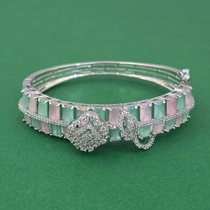 กำไลข้อมือทองเหลืองทำมือประดับเพชรคิวบิกเซอร์โคเนียแบบเปิดได้ ชุบโรเดียม ดีไซน์ลายสันติภาพ สไตล์คลาสสิก ของขวัญจาก Kanhai Jewels รุ่น 443961 - Product Image 3