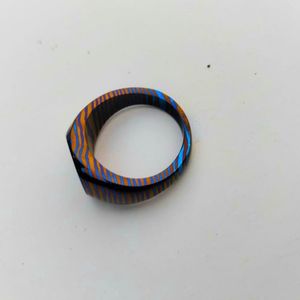 Anillo de Acero Inoxidable Timascus Hecho a Mano con Patrón Profundo, Forma Estética, Duradero, Estilo Vintage, para Él y Ella. - Product Image 2