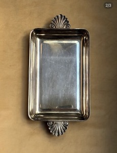 Plateau décoratif vintage en métal gravé avec support, forme irrégulière, motif végétal, finition dorée, plateau rectangulaire, finition polie - Product Image 3