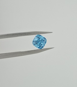 พลอยสังเคราะห์ทรงคุชชั่นสีน้ำเงินเข้ม 1 กะรัต รับรองโดย IGI ผลิตในห้องปฏิบัติการด้วยวิธี CVD HPHT ความสะอาดระดับ VS1 สำหรับงานหมั้น - Product Image 5