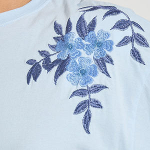 T-shirts brodés personnalisés pour femmes, fournisseur OEM, t-shirt en coton confortable avec design brodé, idéal pour les collections de mode urbaine - Product Image 6