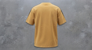 เสื้อยืดผู้ชายสีเหลืองมัสตาร์ดแขนสั้นคอกลมเสื้อยืดแขนลายทางตัดกันลำลองสตรีทแวร์ - Product Image 2