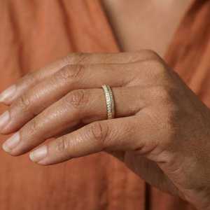 Bague de mariage minimaliste personnalisée en or massif 18 carats pour femme, sertie de diamants de laboratoire taille ronde, collection Wishes Jewelry - Product Image 2
