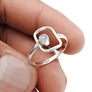 แหวนดีไซน์สวยงามสไตล์อาร์ตเดโคประดับด้วยพลอยมูนสโตนทรงกลมธรรมชาติหลากสี  ทำจากเงินแท้ 925 - Product Image 3