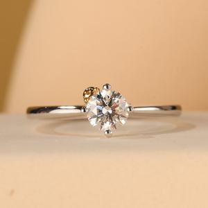 Anillo Solitario de Moissanita Redonda East West, Plata 925 Original, Regalo para Fiestas, Joyería Fina de Estilo Floral para Aniversarios, para Parejas - Product Image 1