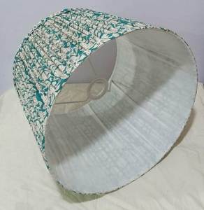 Abat-jour en tissu Ikat Anna, style nouveau, à bord festonné, avec douilles E27 pour lampe de bureau, couleur bleu-vert. - Product Image 4