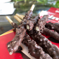Ensemble de collations vietnamiennes : Bâtonnets de biscuits au chocolat saveur lait et miettes de cacao 32g & 49.5g – Disponible en ODM